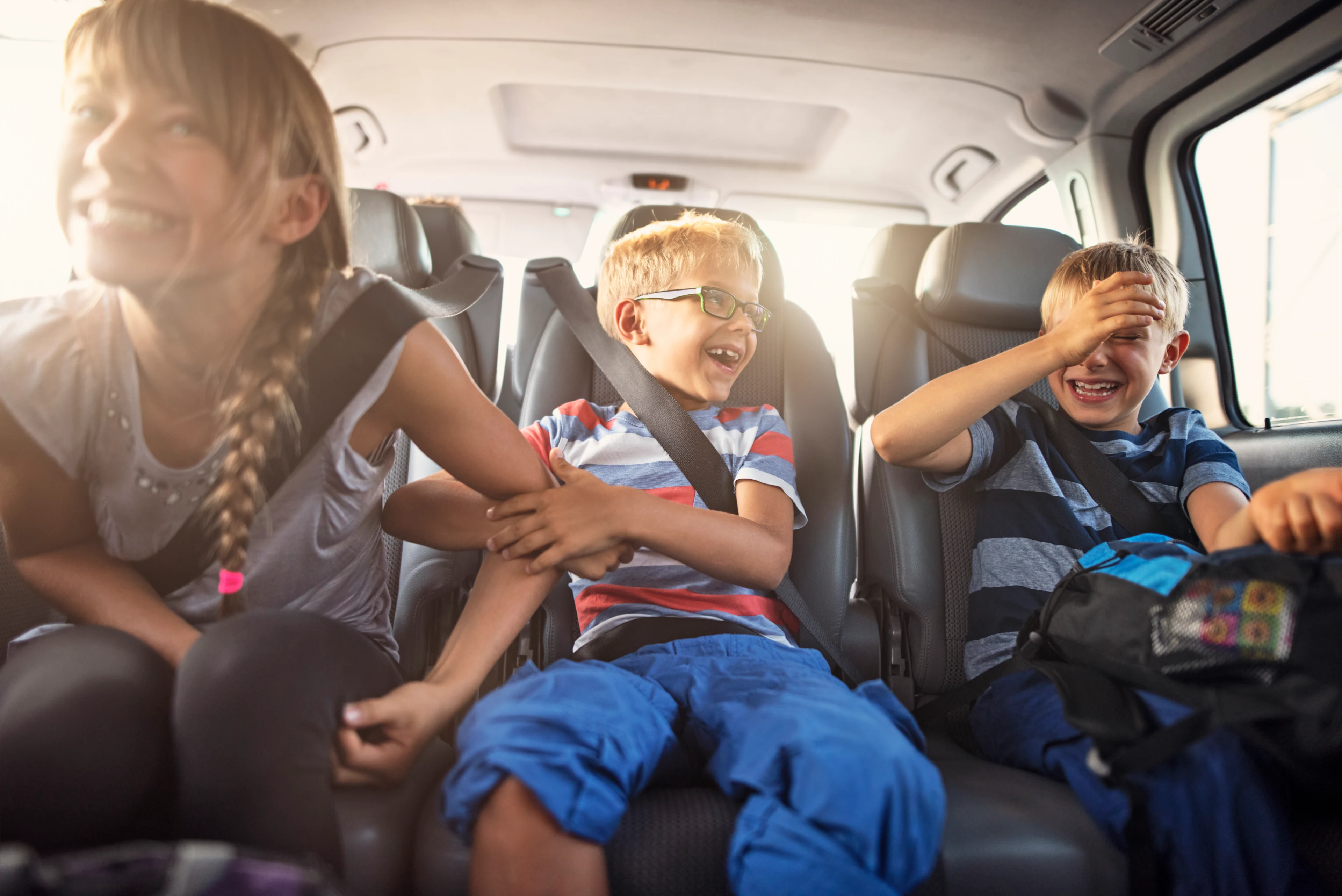 Bild Kinder auf der Auto Rückbank