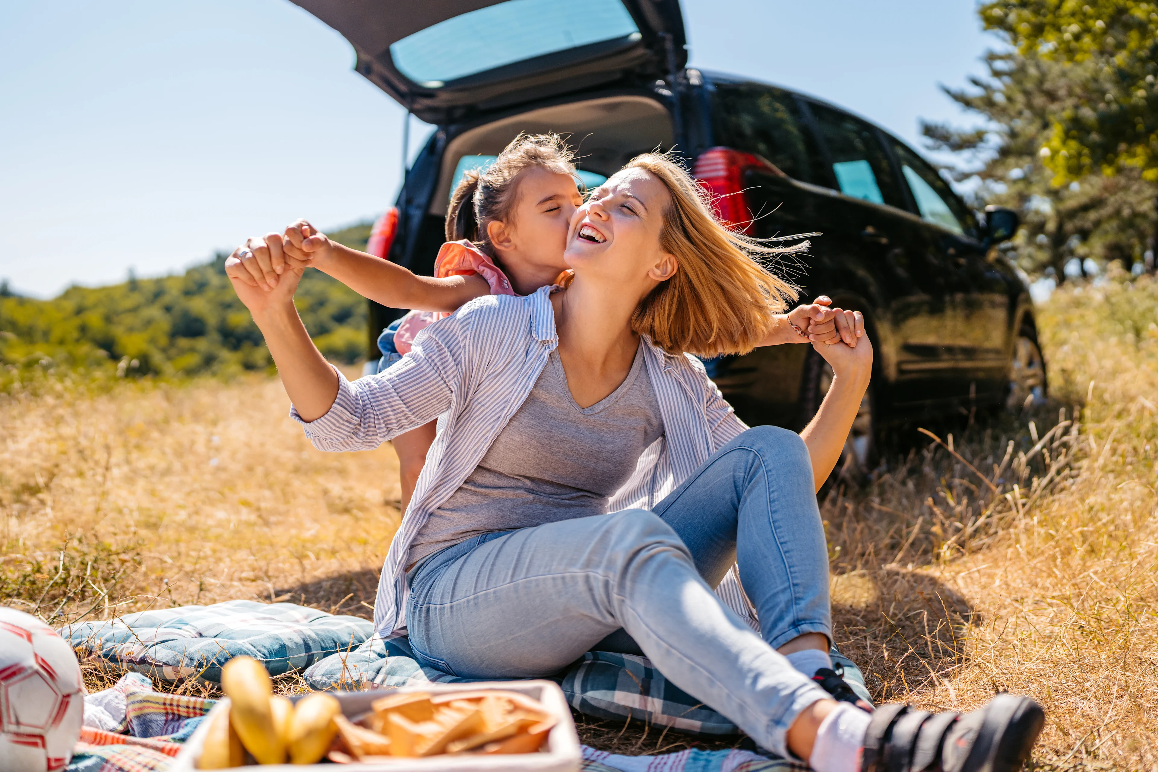 Bild Frau mit Kind mit dem Auto beim Picknick