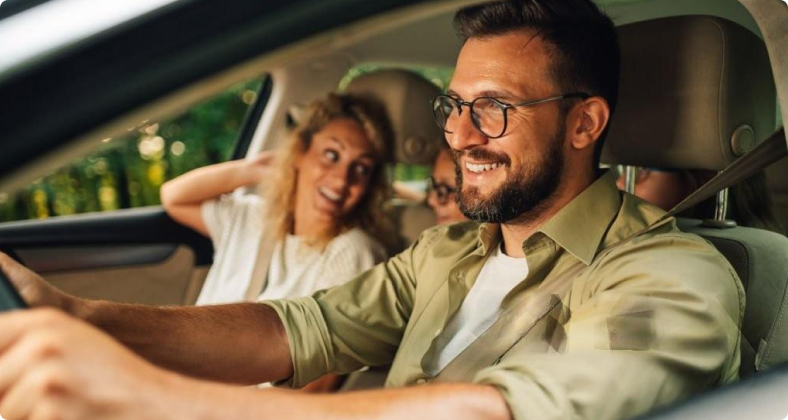 Glückliche Familie sitzt im Auto.