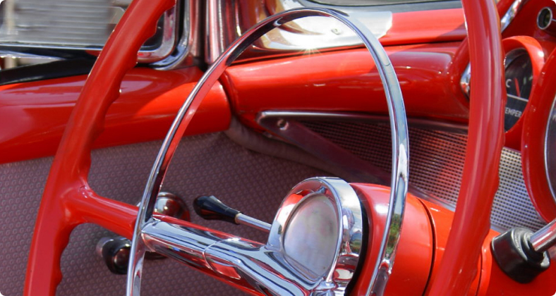 Schöne Detailansicht eines roten Oldtimer Lenkrades.