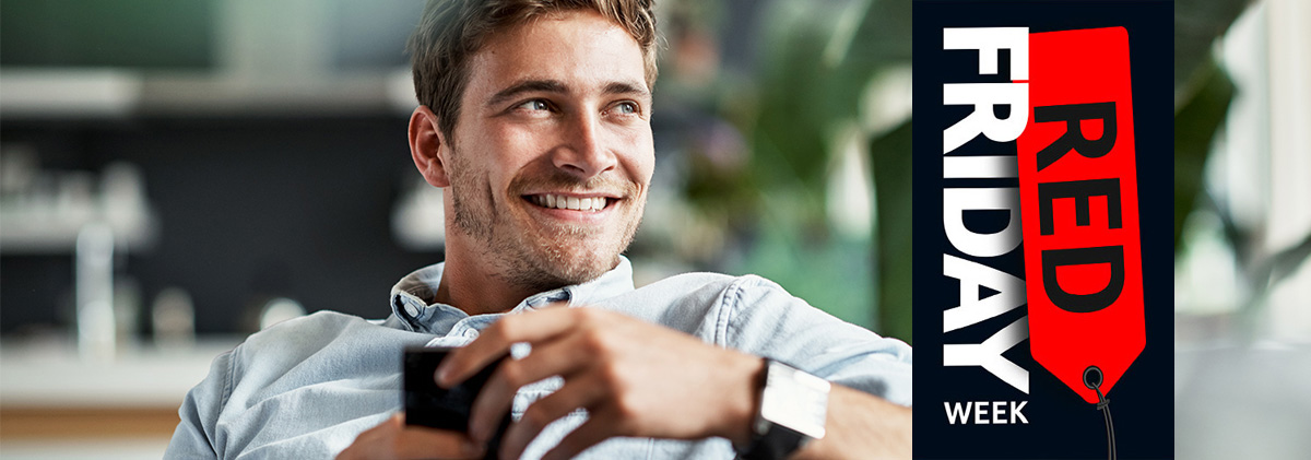 Zufriedener Mann mit Handy in der Hand.