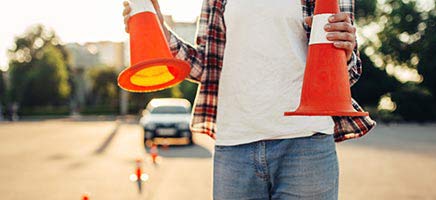Aufbau für ein Sicherheitsfahrtraining mit orangen Pylonen.