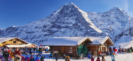 Panoramabild mit einer Skihütte.