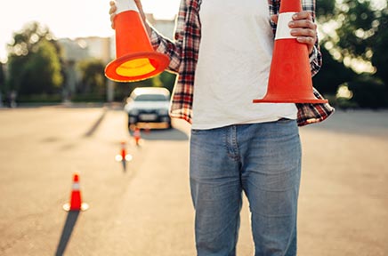 Aufbau für ein Sicherheitsfahrtraining mit orangen Pylonen.