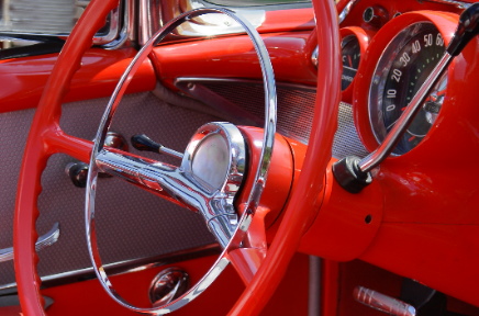 Schöne Detailansicht eines roten Oldtimer Lenkrades.