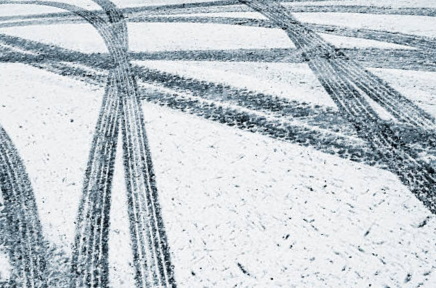 Reifenspuren im Schnee.